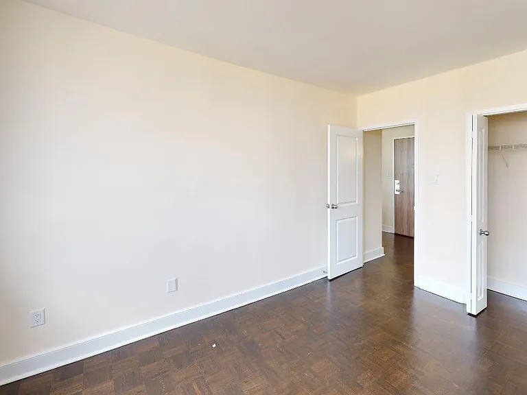 66 Broadway Ave — Photo 27