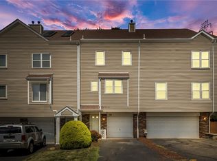 116 Old Village Ln, Bethel Park, PA 15102