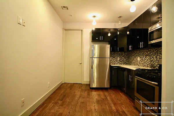 Rented by Grand & Co. | media 32