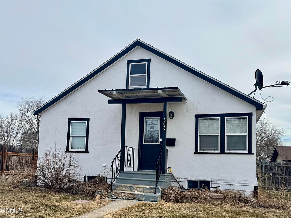 1st image of 606 8th Ave W