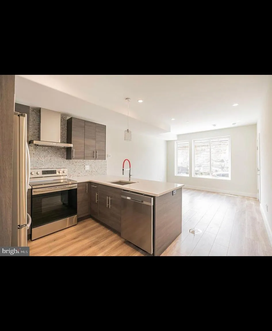 3 bed, 1200 sqft, $1,900 — Photo 1