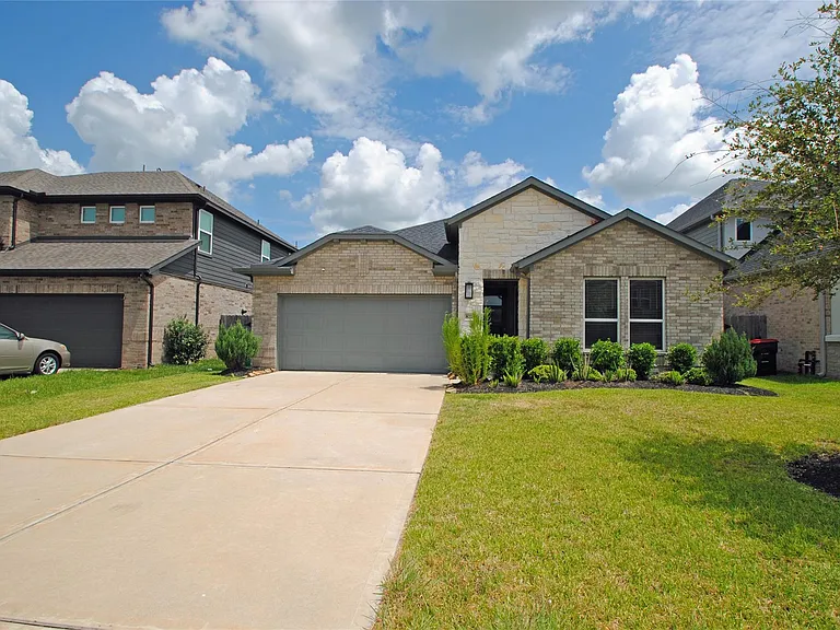 8326 Oakland Heights Ln — Photo 1