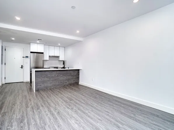 46-40 Vernon Boulevard image 4 of 14