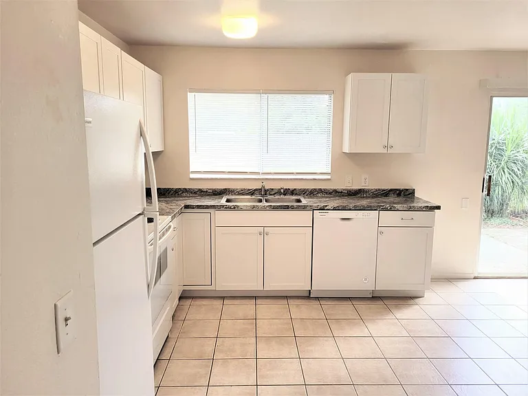 791 Cayuga Ave NE — Photo 4
