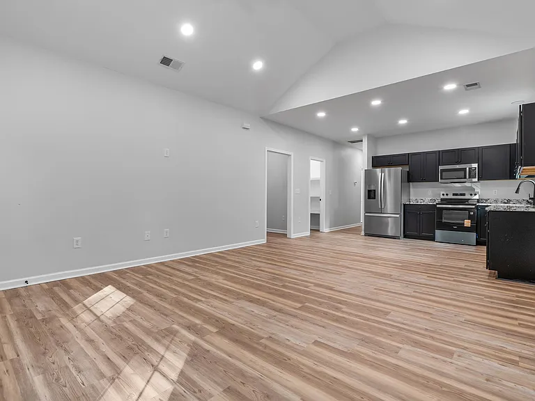 410 Lincolnshire Blvd — Photo 7
