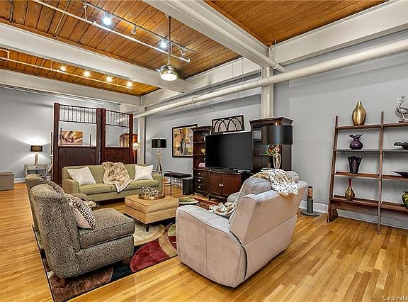 3rd image of 310 Arlington Ave Unit 213