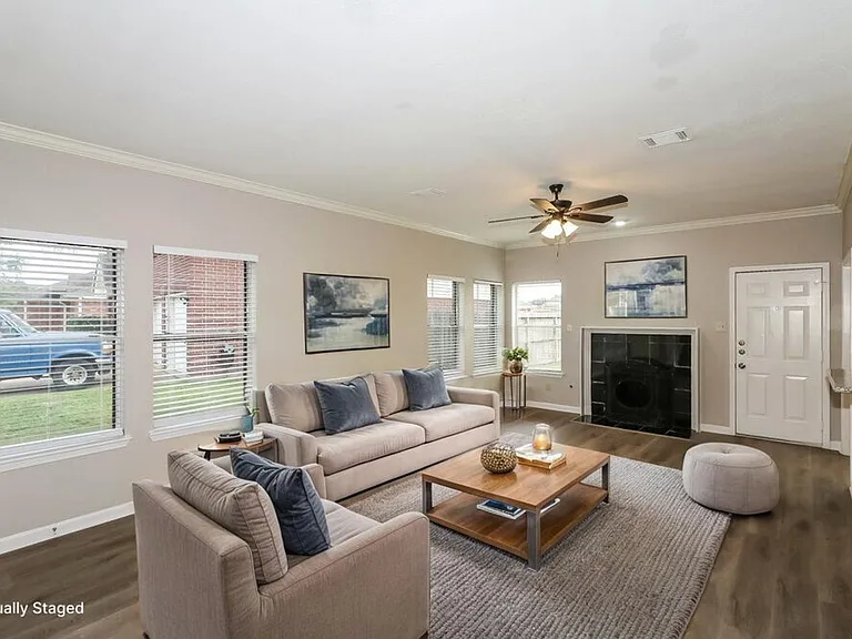 15815 Spruce River Ct — Photo 5