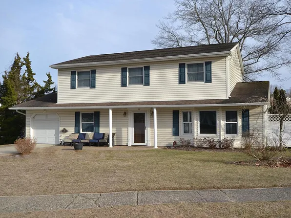 14 Colmar Avenue, Lake Grove, NY 11755