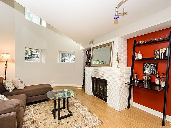 2nd image of 700 W Cornelia Ave APT 1W