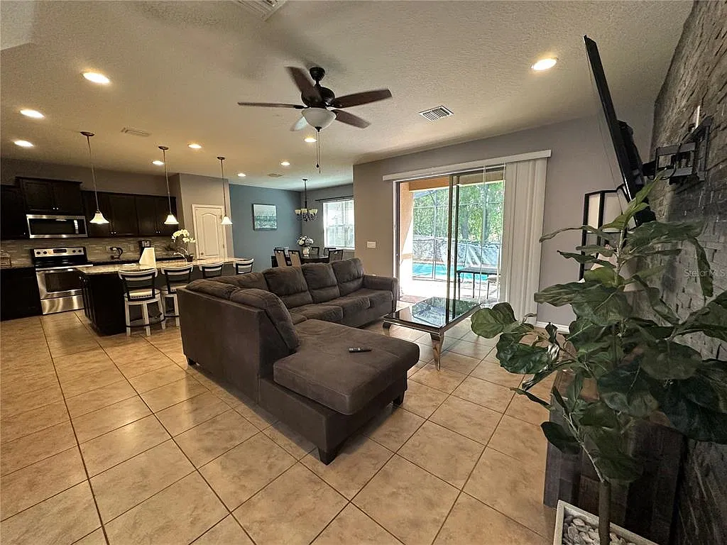 5 bed, 4.0 bath, 2492 sqft, $2,950 — Photo 2