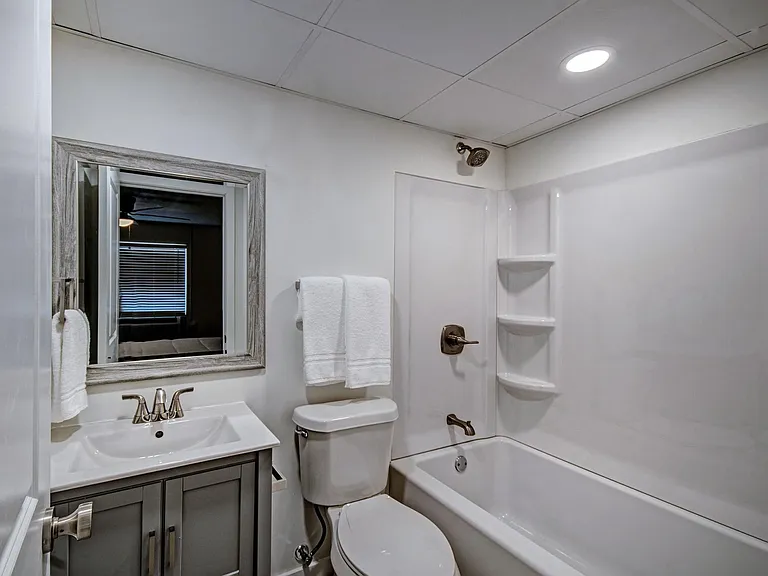 Admiral Apartments — Photo 32