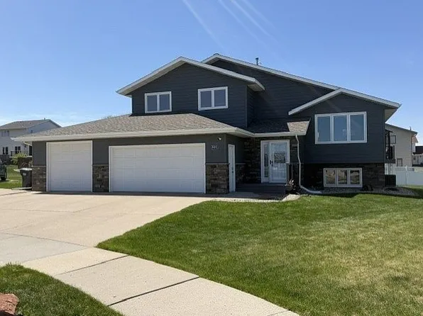 800 Dianes Ct NE, Mandan, ND 58554