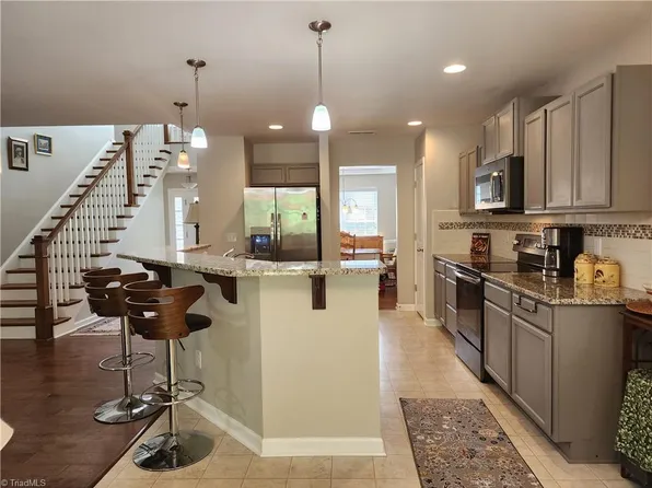1460 Land Grove Dr, Kernersville, NC 27284