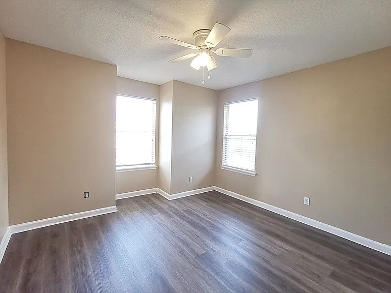 2352 Sunset Bluff Dr — Photo 8
