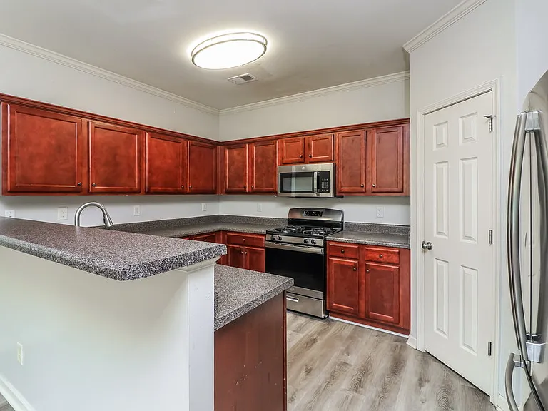 1000 Cureton Dr — Photo 10