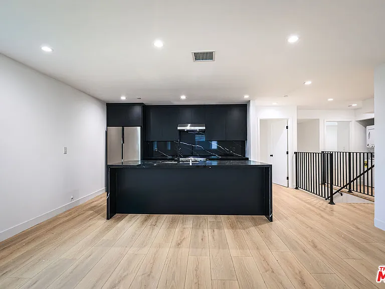 1525 S Carmelina Ave #1527 — Photo 3