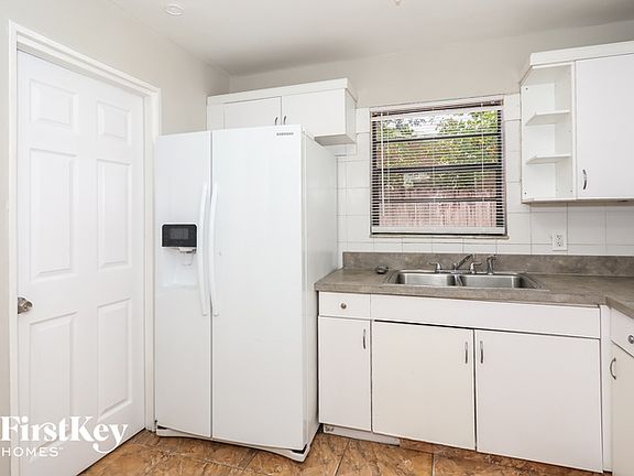 5th image of 841 NE 52nd Ct