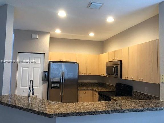 5th image of 927 Golden Cane Dr