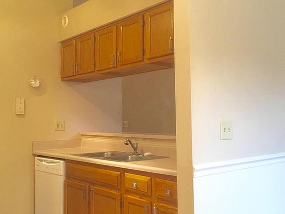 5th image of 983 Gary Dr