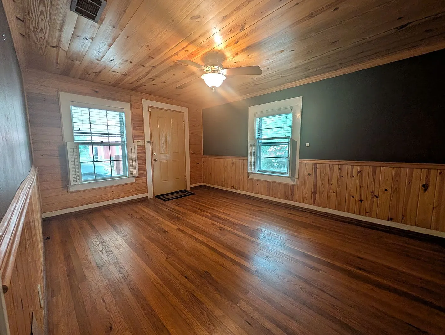 Charming Raindrop Hill Farmhouse on Gibson Lane - *All Utilities Included with additional $250.00... — Photo 2
