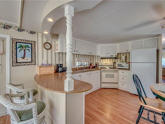 4th image of 353 Lantern Ln