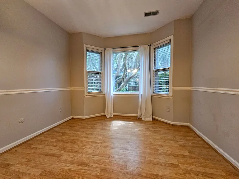 1019 Llewellyn Mews — Photo 9
