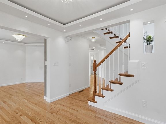 5th image of 46 Sheridan St