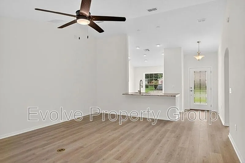 4 bed, 2.0 bath, 1500 sqft, $2,300 — Photo 1