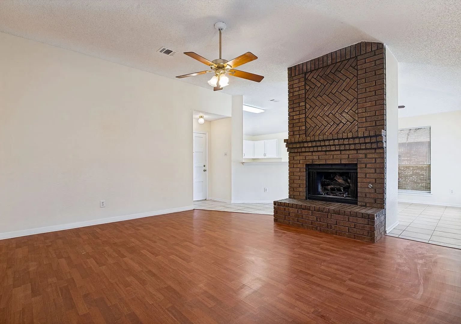 Charming 3 Bed, 2 Bath Brick Home in Castlewood, Garland - Available for Lease! — Photo 2