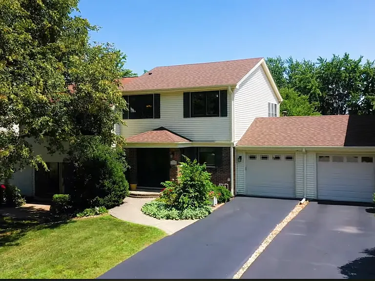 7S485 Lynn Dr — Photo 1