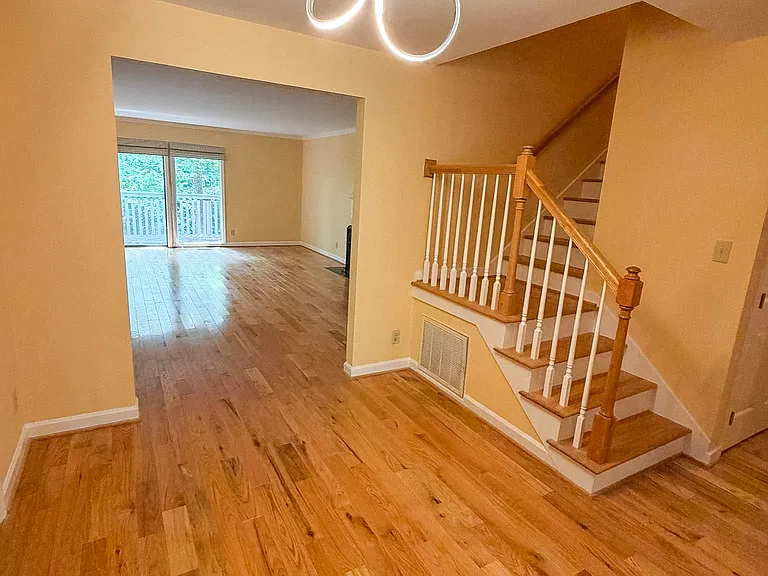 106 Montrose Dr — Photo 4