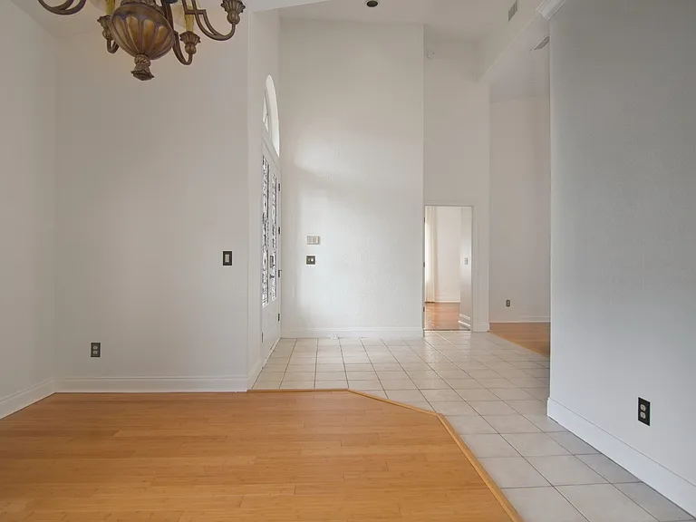 7725 Apple Tree Cir — Photo 9