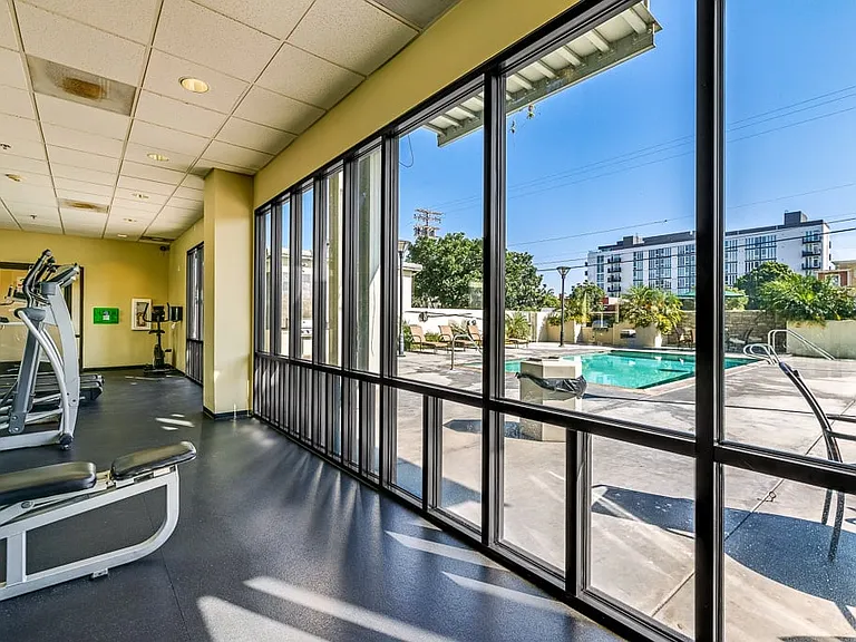 Bayview Tower Condominiums — Photo 10