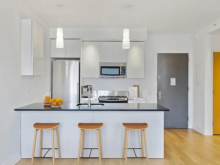 550 W 54th St #1721 — Photo 3