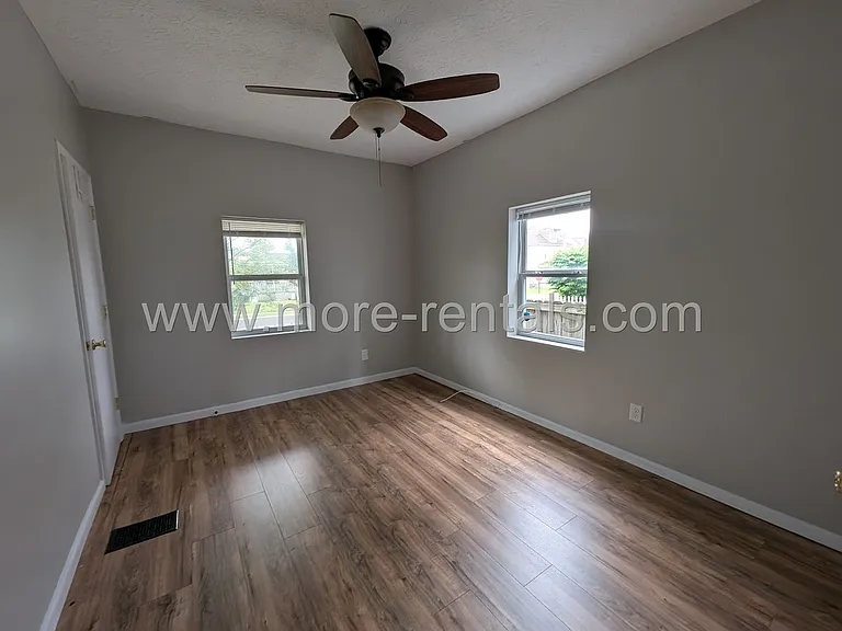 554 E Gates St — Photo 9