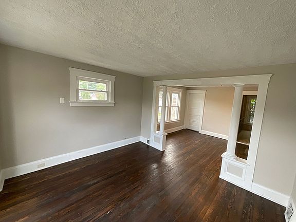 3rd image of 2236 W 104th St