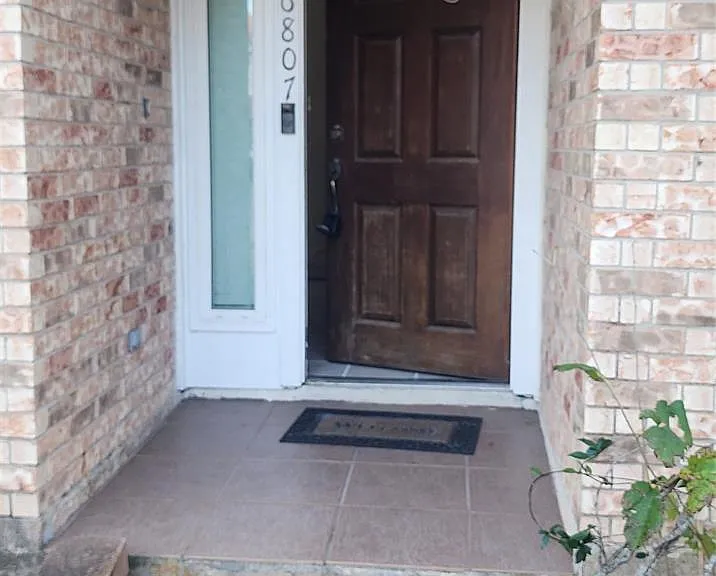 16807 Sussex Dr — Photo 2
