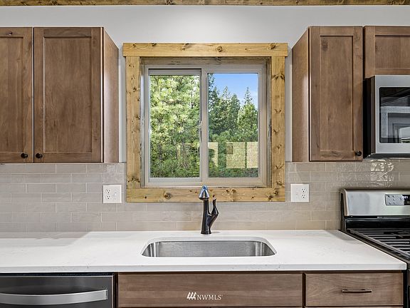 Photos from a similar cabin.