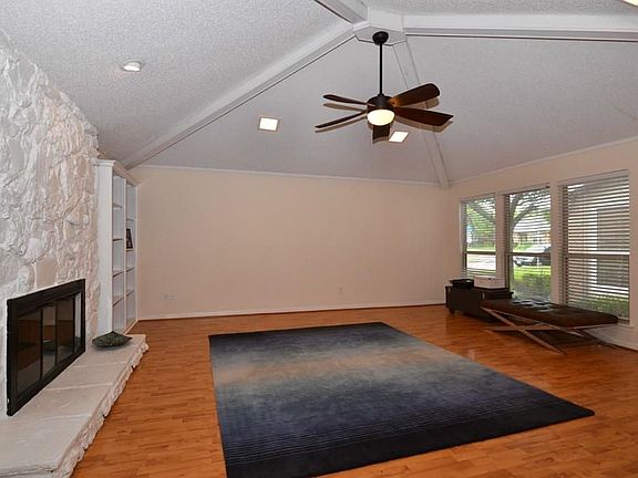 3rd image of 1407 Creekside Dr