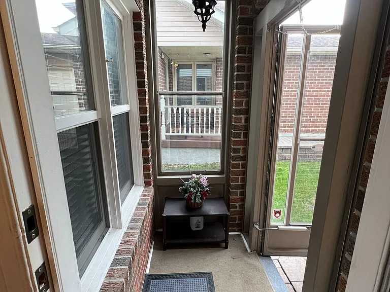 1009 Meadowridge Cres — Photo 2