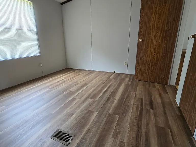 308 W Chapman Rd — Photo 8