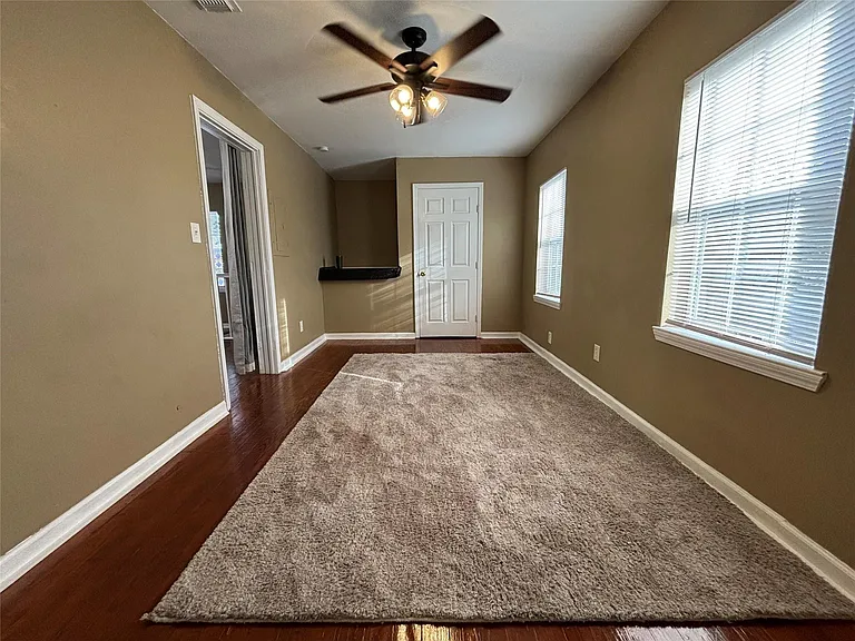 422 W Burleson St — Photo 8