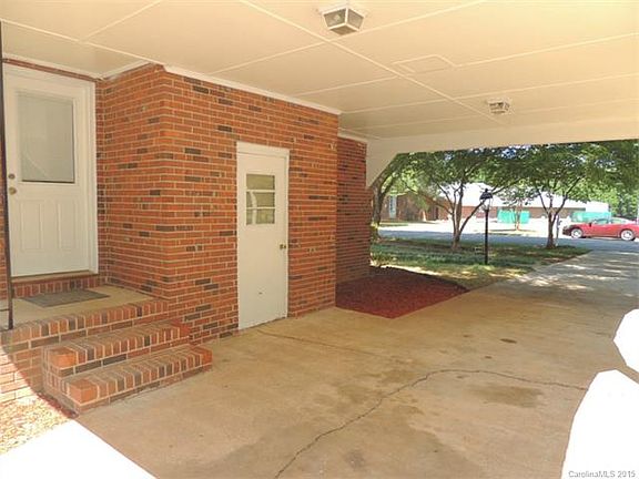 5th image of 2213 Shaw Ave