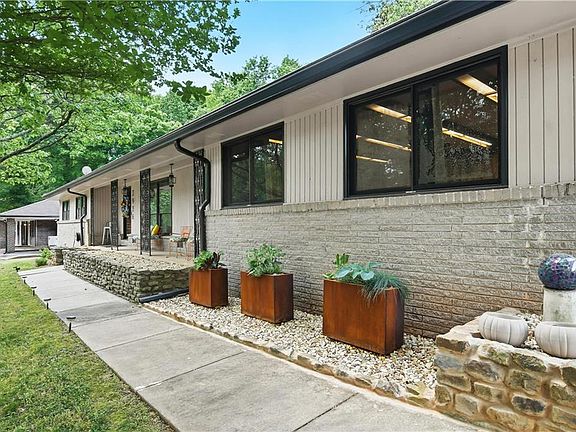 2nd image of 3956 Gloucester Dr