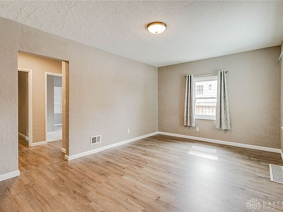5th image of 3104 Hobart Ave