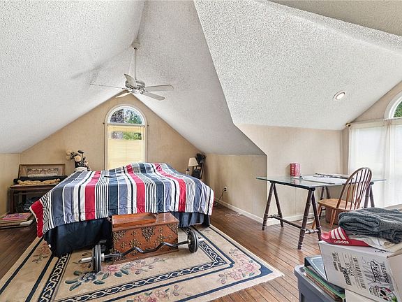 2nd image of 133 Pinetree Ln