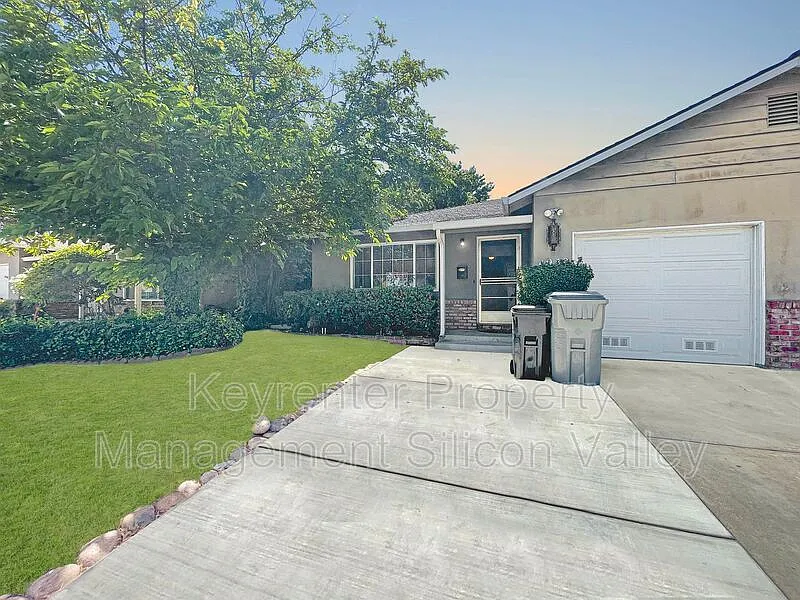 2 bed, 1.0 bath, 989 sqft, $3,395 — Photo 2