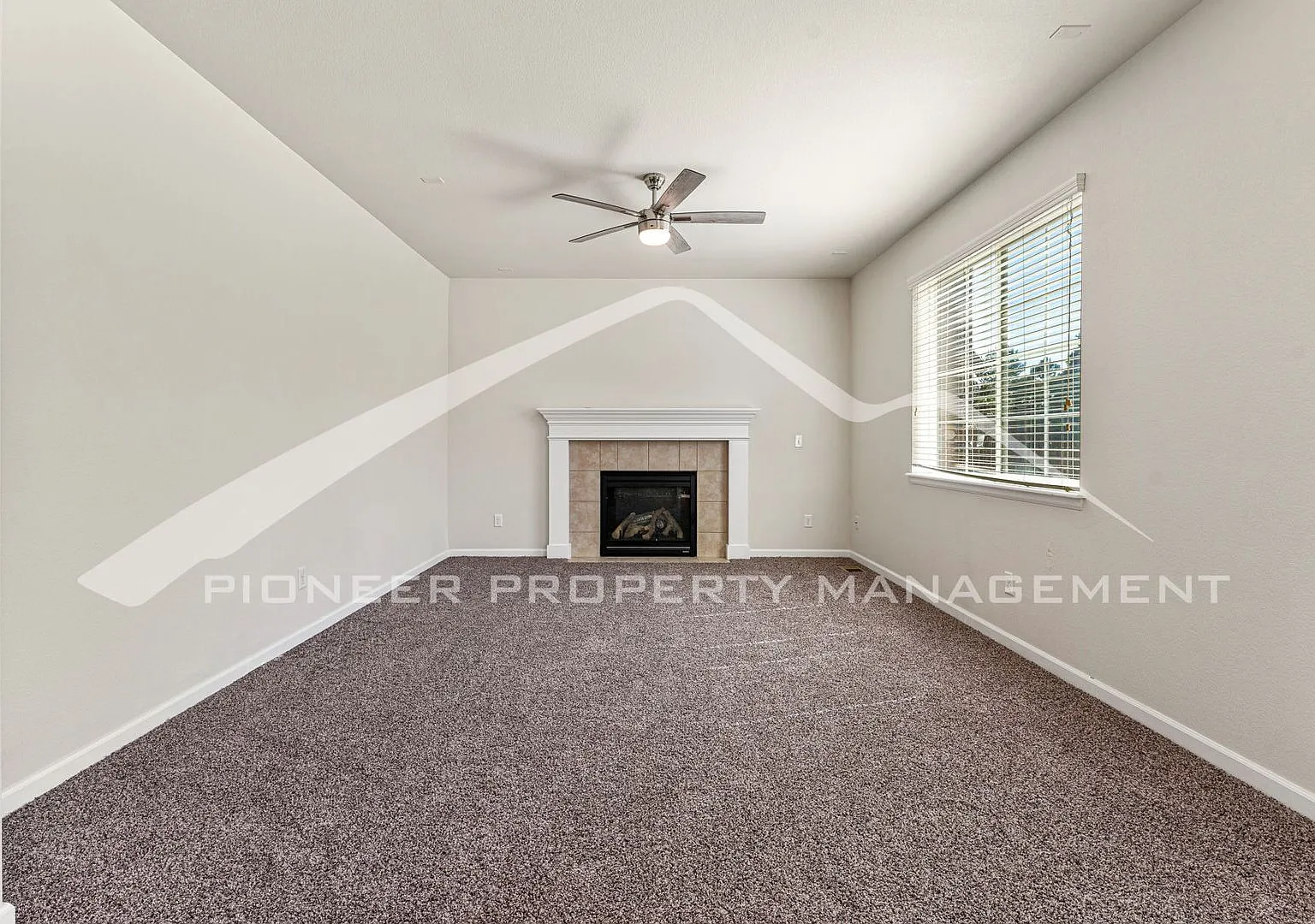 Spacious Home with Fenced Yard and Central AC — Photo 4