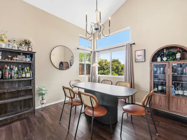 92 Willow St APT 2, Cambridge, MA 02141
