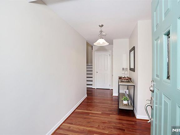 5th image of 607 Glasmere Rd